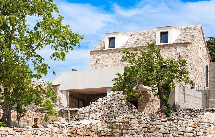 Geräumige 2-Zimmer-Wohnung mit Pool, Terrasse und WLAN in Brac