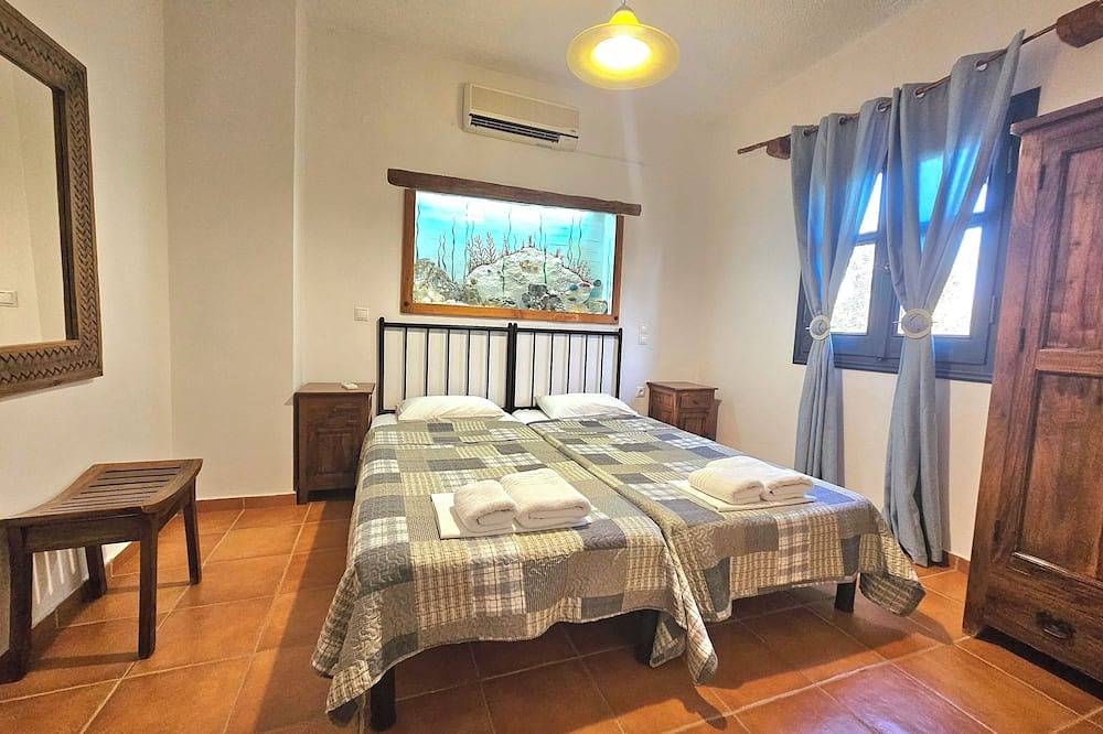 Villa Pachakis, 5 Autominuten zum Komo Strand, \"wilder\" Garten mit Pfefferbaum in Pitsidia, Iraklio-Heraklion und Umgebung