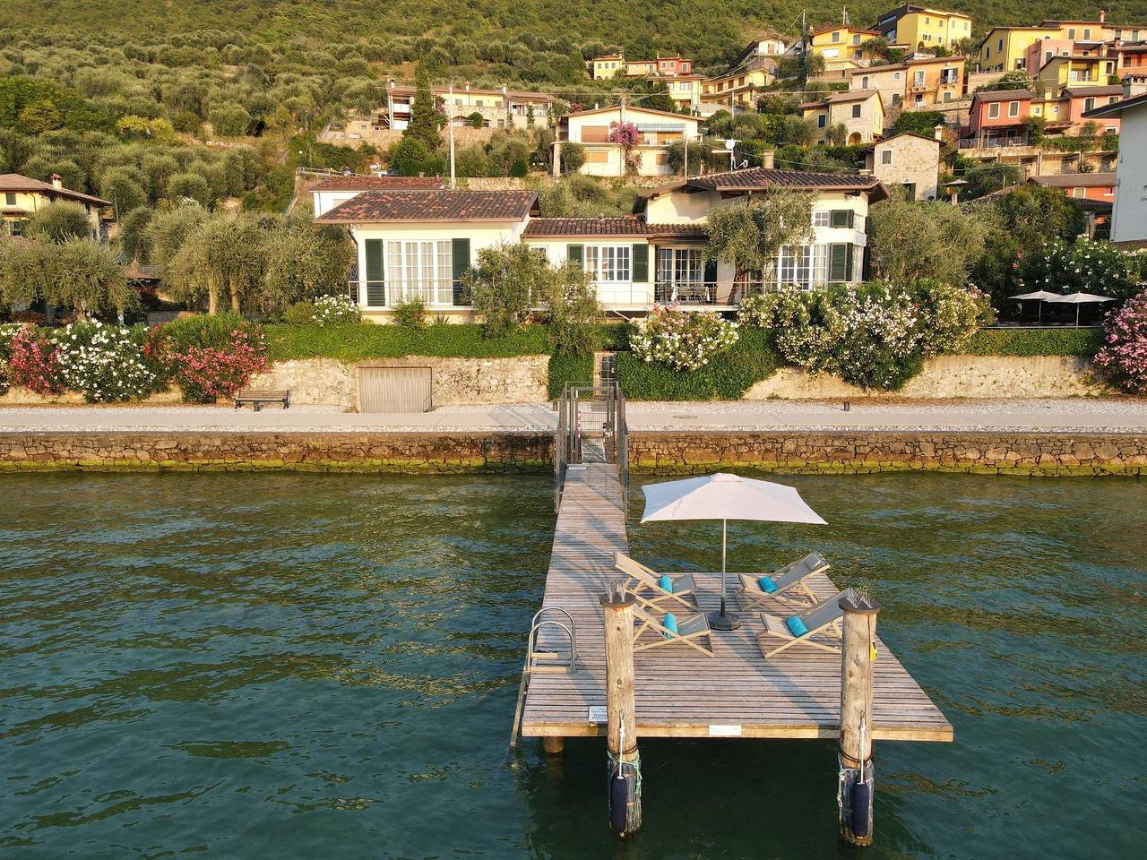 Luxusvilla am Gardasee mit privatem Badesteg in Castelletto di Brenzone, Brenzone