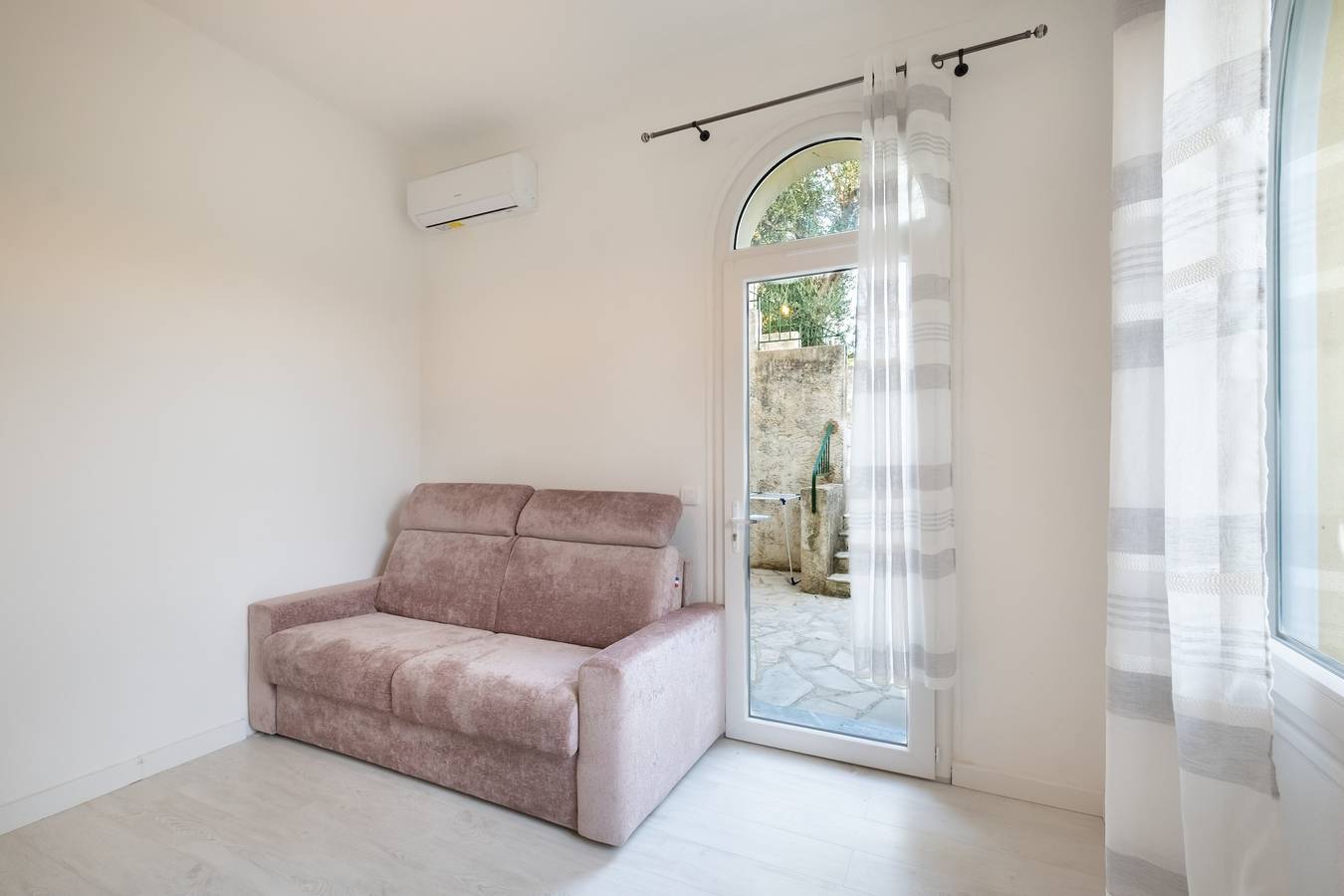 Entire studio, Studio Apartment 'Rubis' with Private Terrace, Wi-Fi and Air Conditioning in Nice (France), Mediterranean Coast (France)