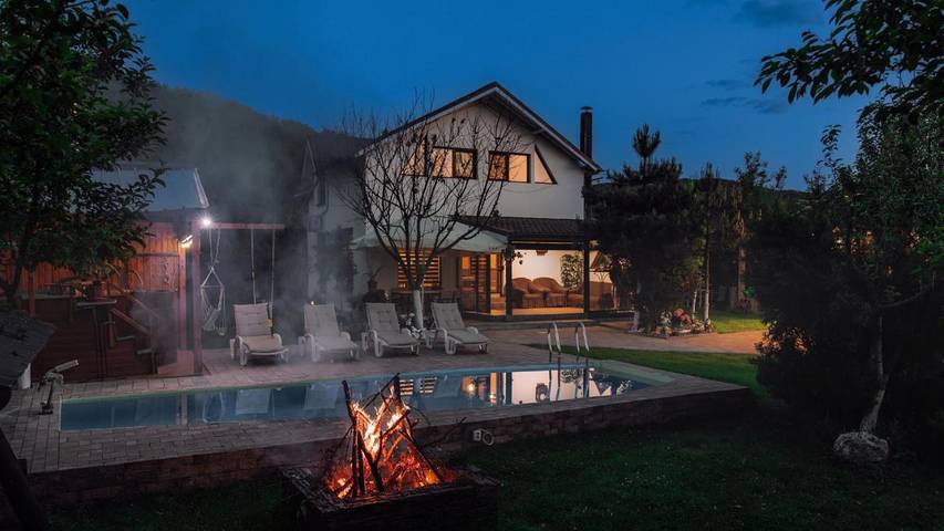 Willa dla 8 osób, z basen i jacuzzi oraz ogród w Karpaty (Rumunia)