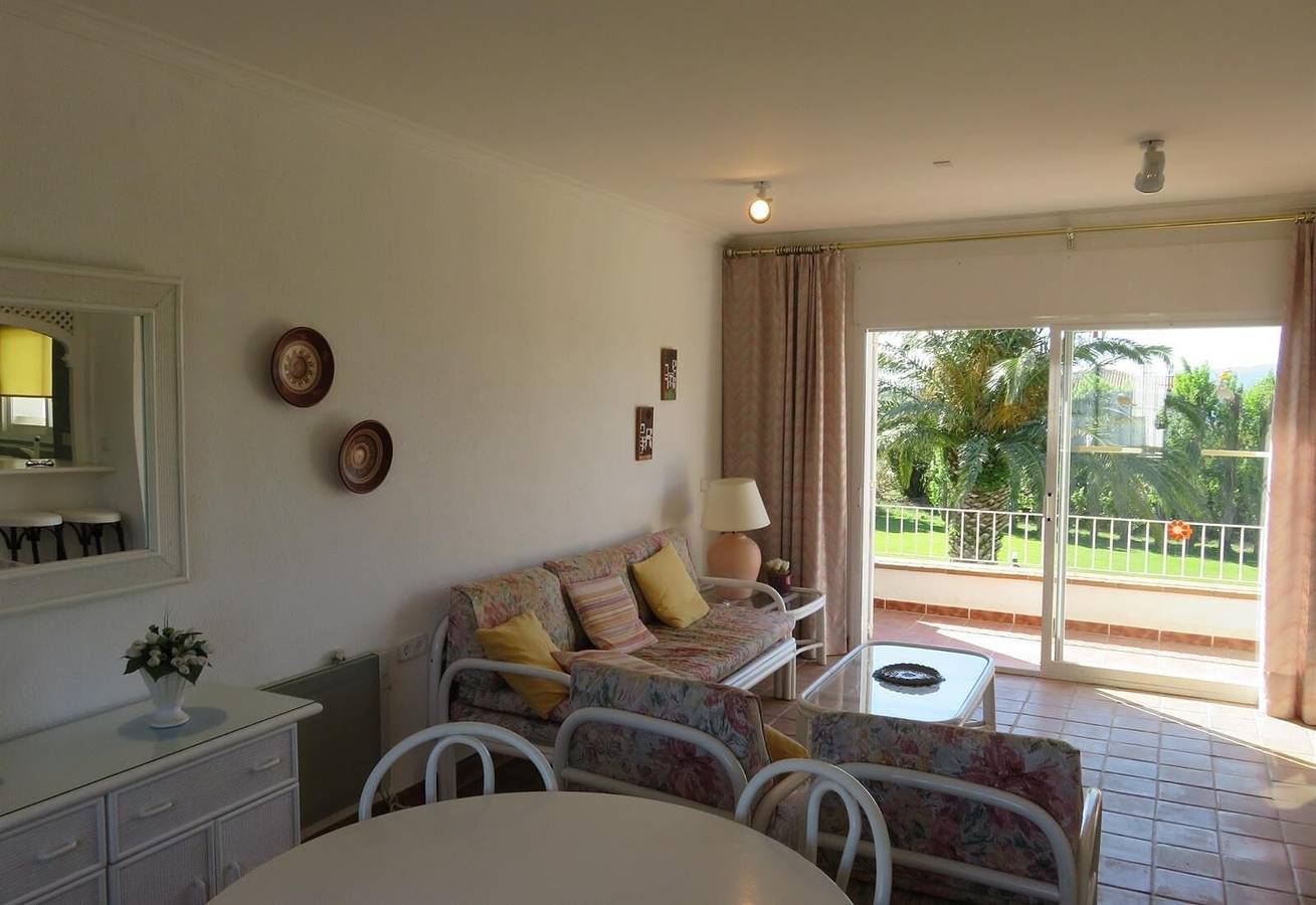 Apartamento entero, Apartamento 'Les Fonts 83' con piscina compartida, terraza privada y balcón in Torroella de Montgrí, Costa Brava