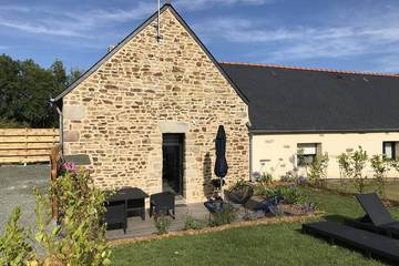 Gîte pour 4 personnes, avec piscine et jardin à Plonéour-Lanvern