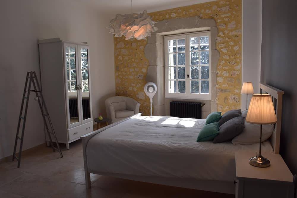 Près d'Uzes Mas de caractère entièrement restauré sur un terrain de 13000m2 in Saint-Chaptes, Région de Nîmes