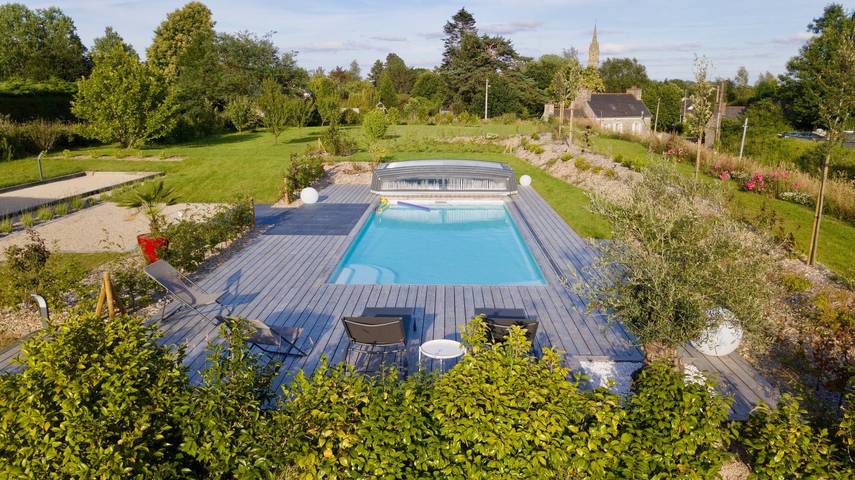 Gîte pour 4 personnes, avec terrasse ainsi que piscine et jardin à Pludual
