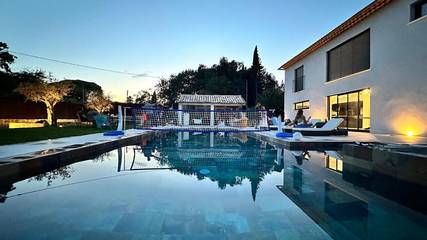 Location de vacances pour 8 personnes, avec terrasse ainsi que jardin et piscine, animaux acceptés à Opio