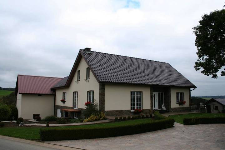 Ferienwohnung für 6 Personen, mit Terrasse und Garten sowie Ausblick in Burg-Reuland