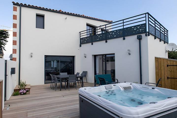 Gîte pour 6 personnes, avec jardin et piscine ainsi que balcon et jacuzzi