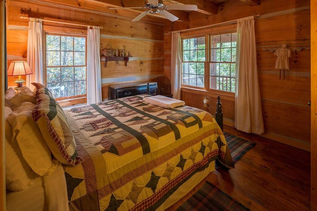 Four abgelegenen Acker - Authentische Hand behauenen Log Cabin - South Fork New River in Blue Ridge Parkway, Ashe County