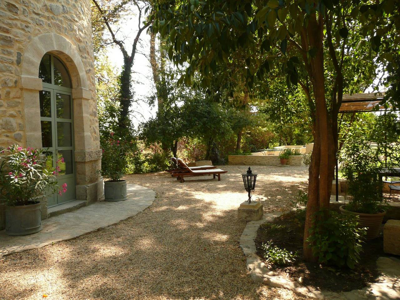 Superbe tour 19ème + cabanon d'été, dans 4000 m² privés in Aimargues, Région de Nîmes