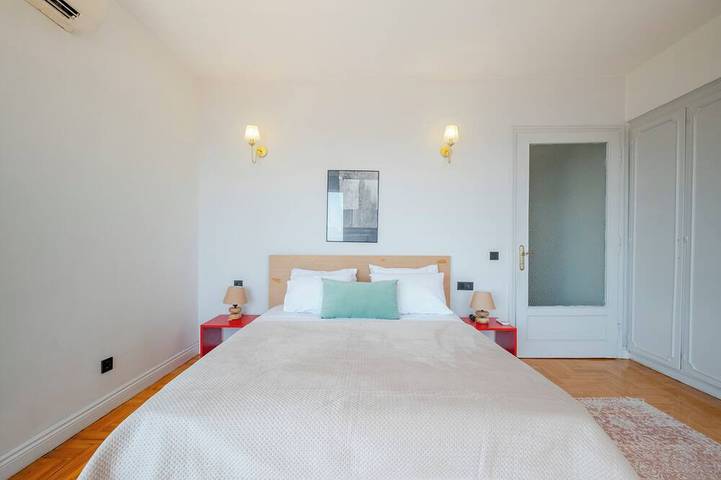 Ganze Wohnung, 5Br Bosphorus View with Balcony - Elevator - Central Location - 2 Bathrooms in Beyoğlu, Istanbul