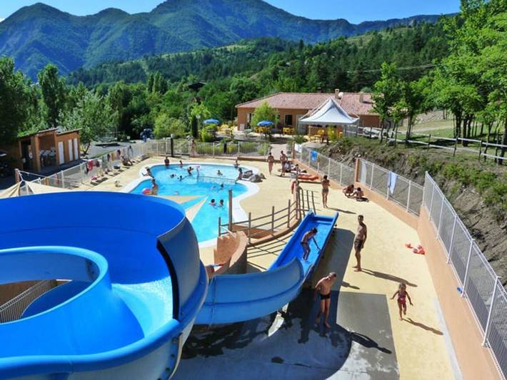 Flower Camping Le Clot du Jay - Lodge 4 personnes - Cabane Lodge sur pilotis 34m² 2 chambres + terrasse in Clamensane, Région de Forcalquier