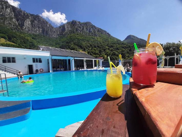 Hôtel pour 2 personnes, avec piscine ainsi que balcon et vue