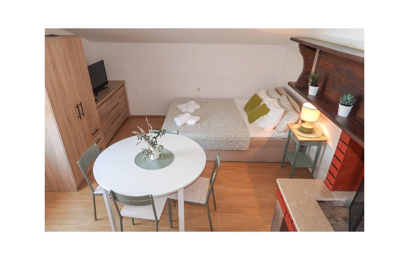Ganze Ferienwohnung, Charmantes Apartment mit Terrasse, 2,5 km vom Strand entfernt und mit kostenlosen Parkplätzen in Valbandon, Südküste Istrien