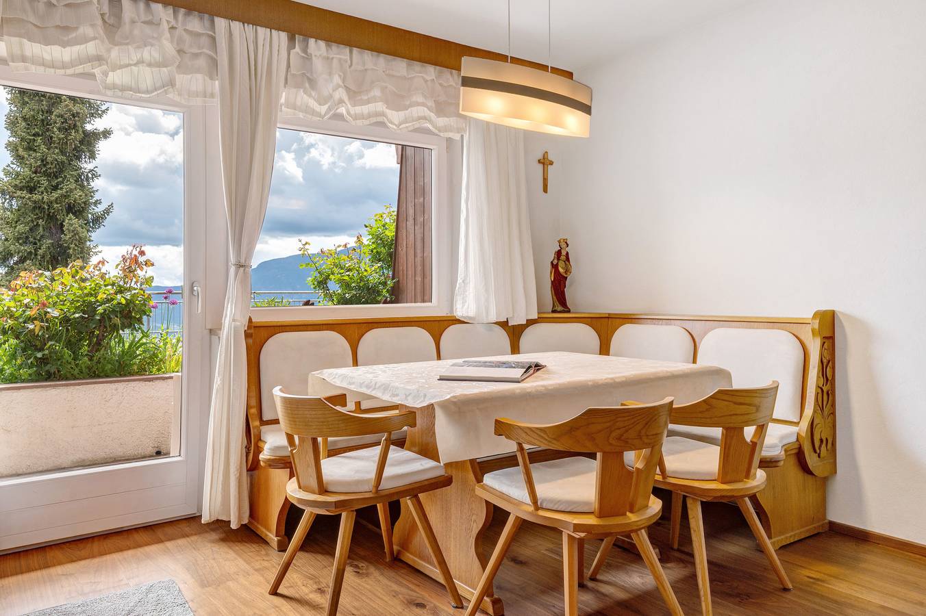 Appartamento intero, Appartamento 'Stuflesser' con vista sulle montagne, terrazza privata e giardino in comune in Laion, Dolomiti Superski