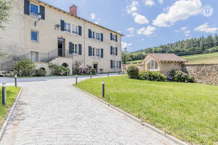 Gîte pour 4 personnes, avec terrasse ainsi que piscine et jardin à Bourgvilain