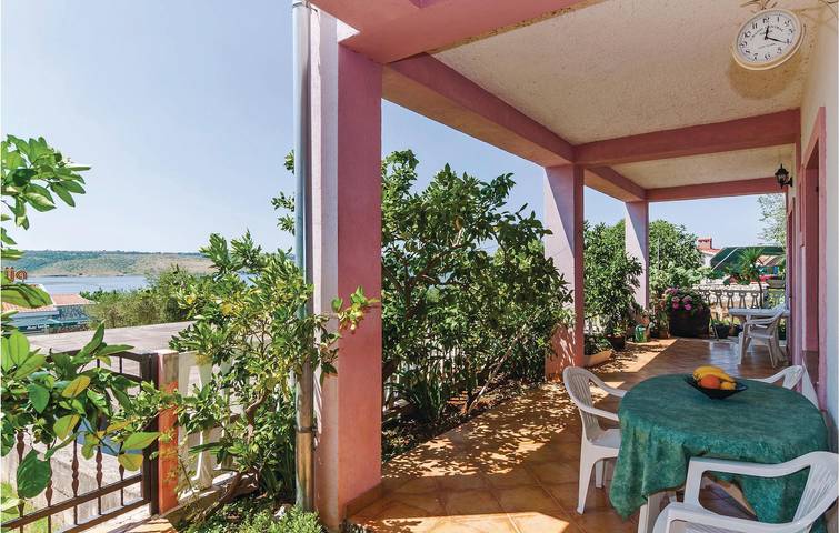 Ganze Ferienwohnung, Gemütliche Wohnung mit Terrasse, WLAN und 900 m zum Strand in Novigradsko More, Zadar