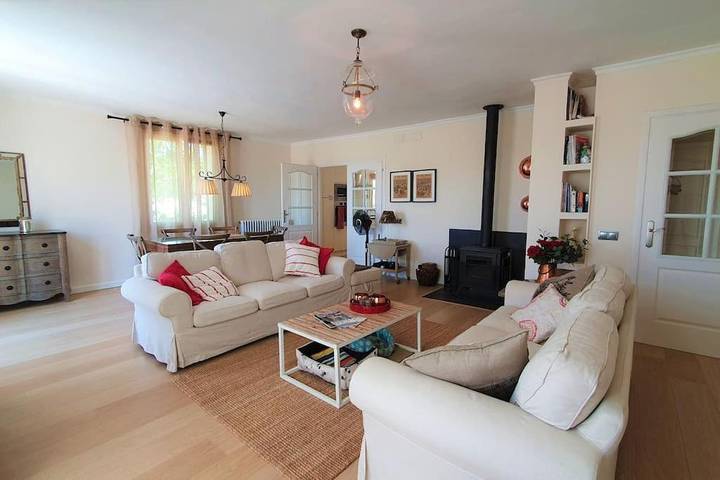 Location de vacances pour 8 personnes, avec jardin ainsi que piscine et vue, animaux acceptés à Pouzolles - 3