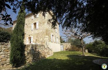 Gîte pour 7 personnes, avec jardin à Saint-Restitut