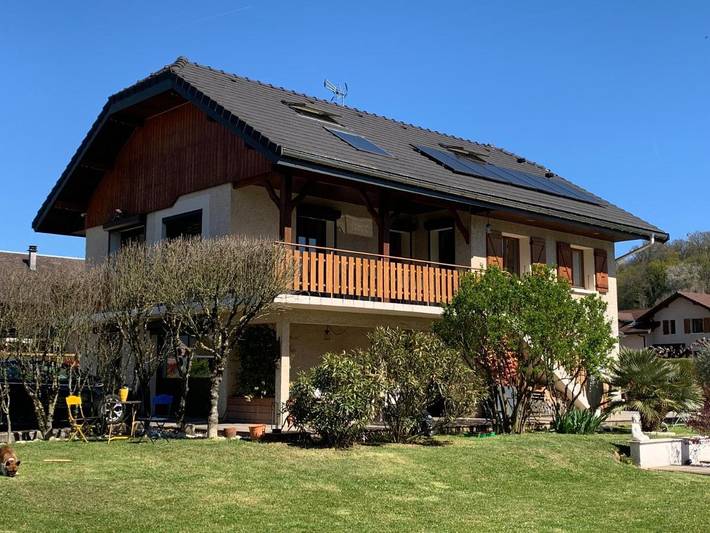 Vakantieappartement voor 2 personen, with Terras and Tuin as well as Zwembad and Uitzicht in Grésy-sur-Aix