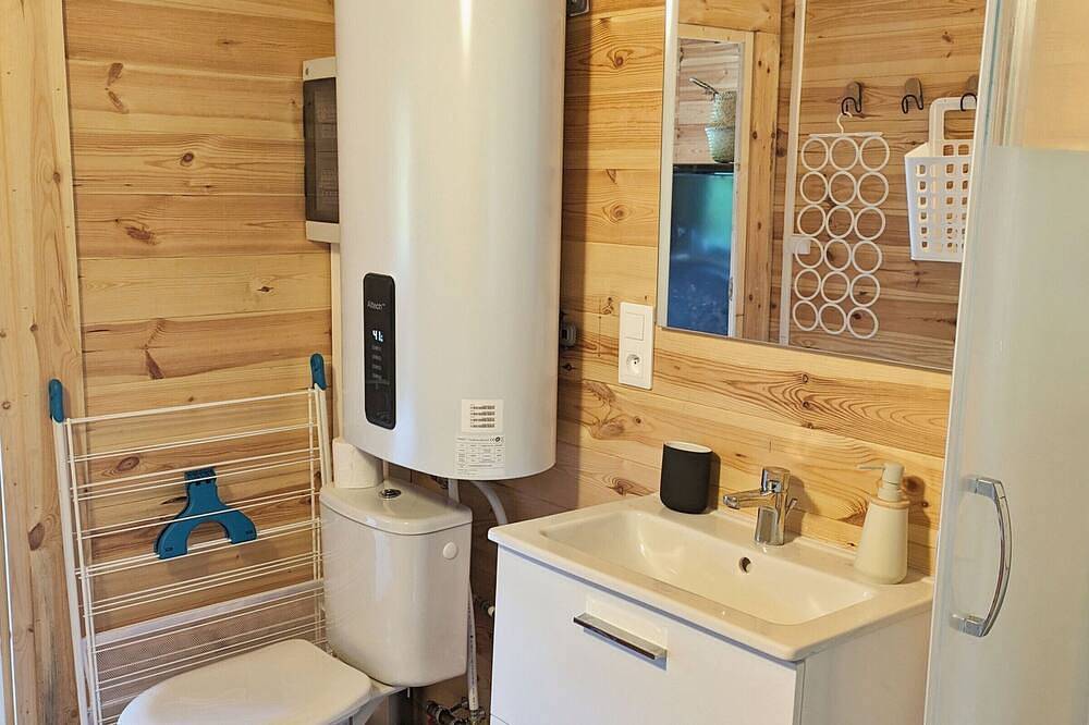 Chalet confortable 4 pers., terrasse, 2 chambres au camping de Coupeau in Saint-Berthevin, Mayenne