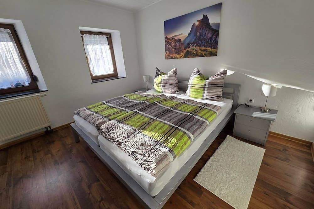 Ferienhaus Flieja - 4-Bett-Ferienhaus Bad/Wc, 2 Schlafräume, ruhig in Wallenborn, Vulkaneifel