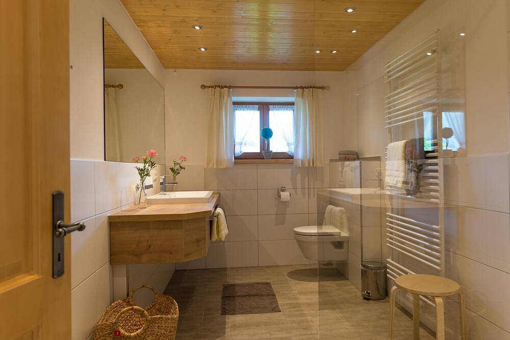 Ganze Wohnung, Ferienwohnung 2 - Seerose am See - Traumurlaub direkt am Tegernsee in Bad Wiessee, Bayerische Alpen