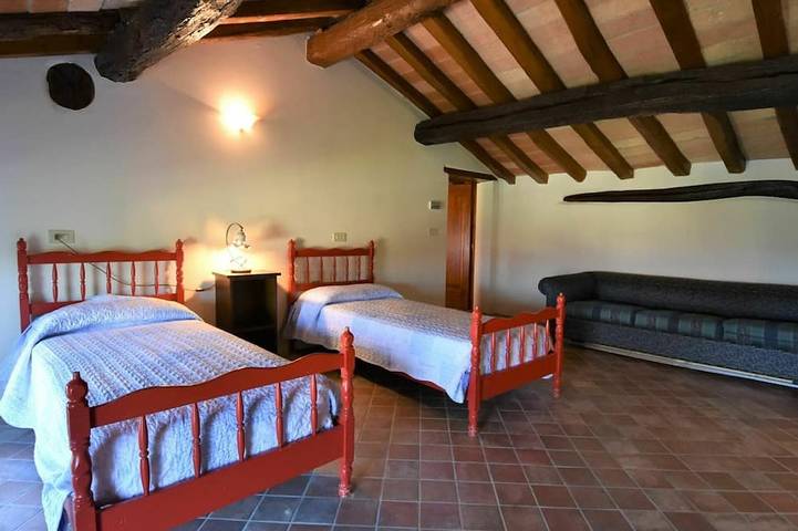 Schitterend vrijstaand vakantiehuis voor 8 personen met WIFI, zwembad, TV, terras en panorama in Castana, Oltrepò Pavese