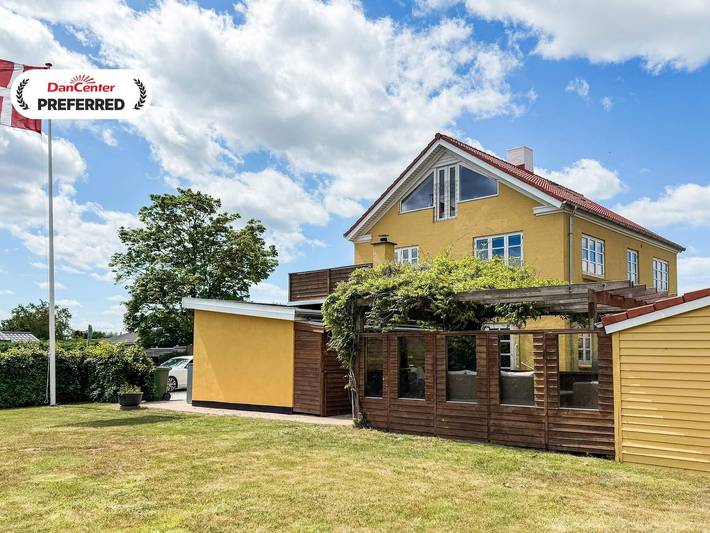 Ferienhaus für 10 Personen, mit Terrasse und Garten in Høll
