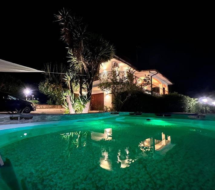 Villa für 6 Personen, mit Balkon und Whirlpool sowie Terrasse und Garten