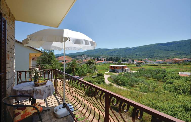 Ganze Ferienwohnung, Gemütliche Ferienwohnung mit Terrasse und Parkplatz, 2,5 km vom Strand entfernt in Jelsa, Hvar