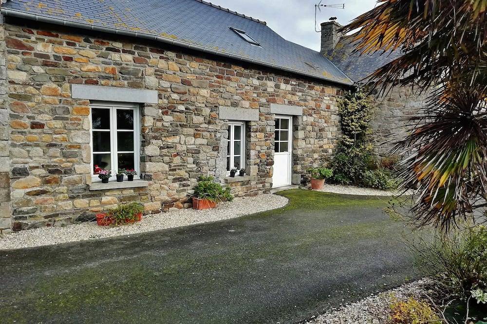 Country cottage of saint malo in Cherrueix, Mont-Saint-Michel Bay