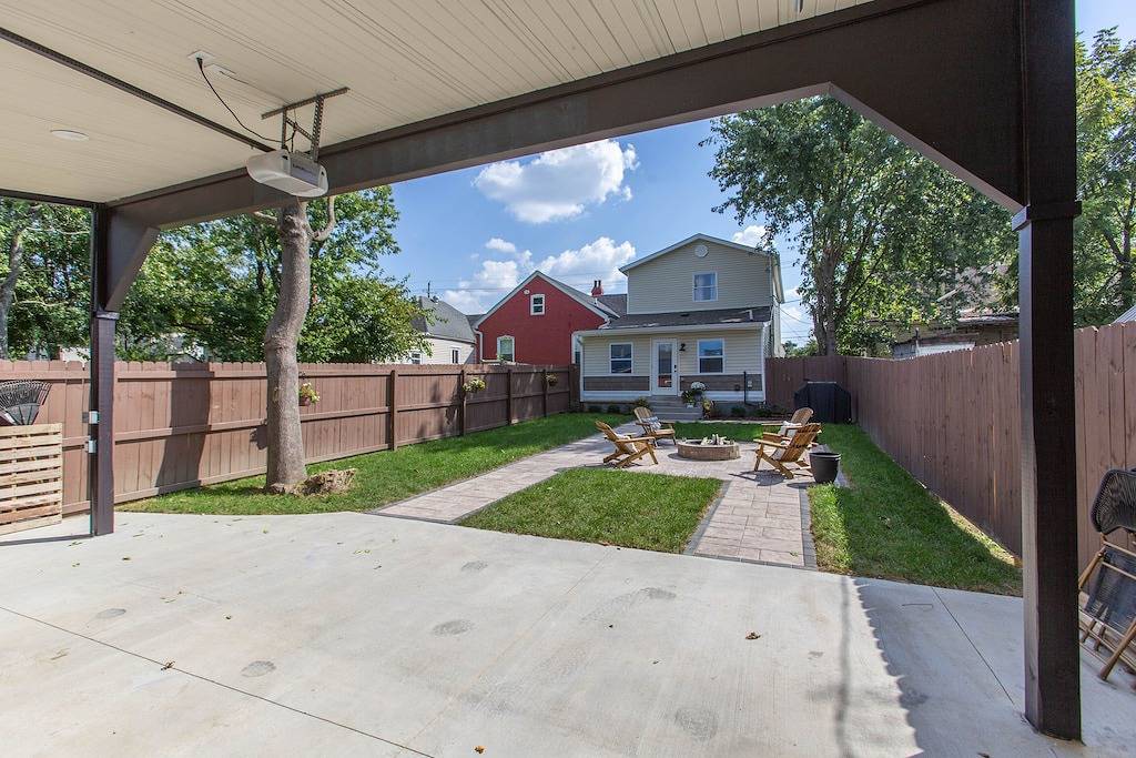 Modern downtown 4-Br/3 bath spacious home with free on site parking, sleeps 10 in New Albany, Indiana