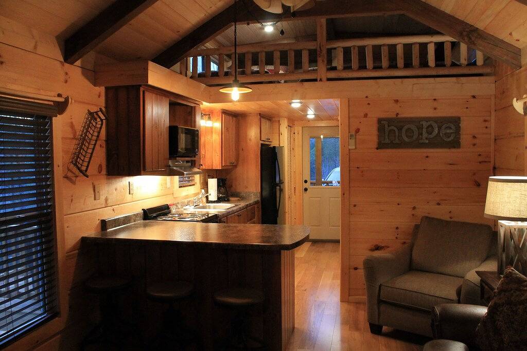 Kabinen an der Lücke | Die Fluchtkabine | 1 Schlafzimmer 1 Bad | Dachboden | in Polk County NC