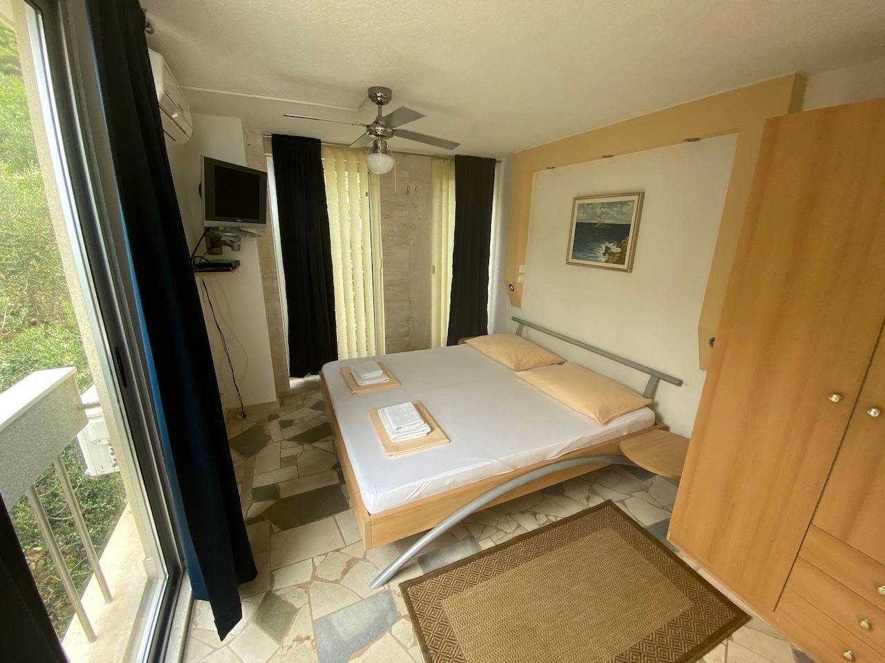 Hel leilighet, Charmantes Appartement im Pinienwald in Baska Voda, Makarska Riviera