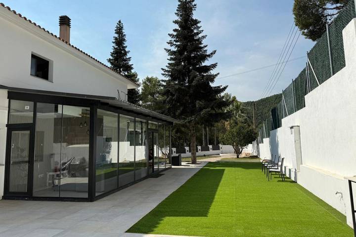 Chalet Casablanca-Mountain Retreat with Mountain Views, Wi-Fi and Air Conditioning in Corbera de Llobregat, Barcelona inland