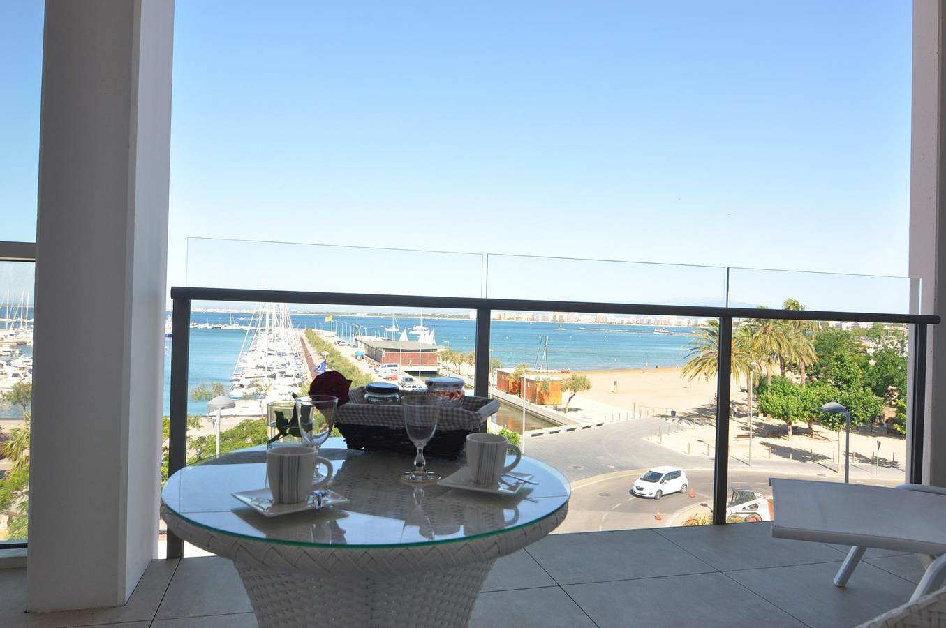 Appartamento intero, Luxury Apartment on the Beach in Roses, Costa Brava! 2 Bedrooms, Sea Views, Free Wi-Fi. Book now! in Roses Centre, Roses