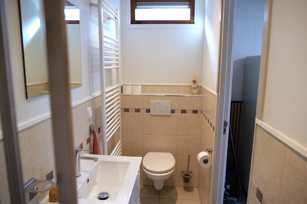 Entire apartment, Cozy guesthouse with private garden and free parking in Rotterdam, South Holland