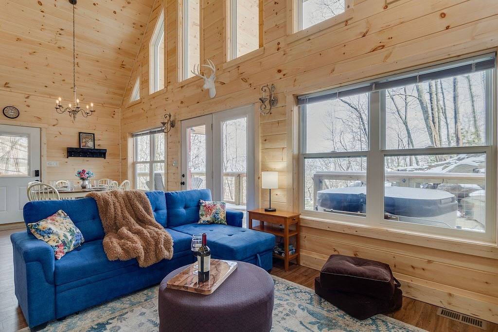 Beautiful Chalet in Gatlinburg with Seasonal Views 3 bedroom 2 bath! in Gatlinburg, Sevier County