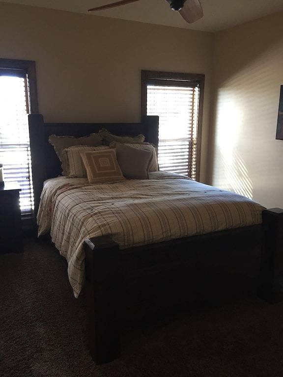 Log cabin for 12 people, with hot tub and yard as well as terrace in Utah