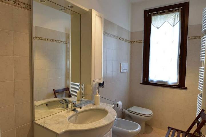 Casa Vacanze villa a schiera con ampio giardino in Rogno, Prealpi Bergamasche Orientali