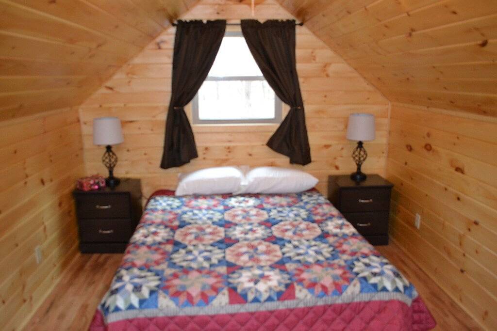 Kabine-Eigenes Badezimmer-Standard-Naughty Pine Cabin in Hocking Hills