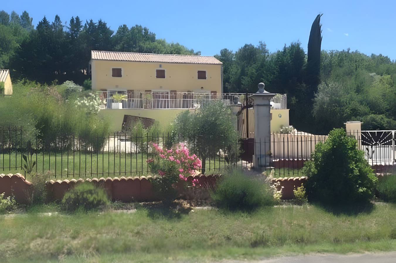 Wunderschöne Unterkunft im Süden der Ardèche mit Gipfeln in Lagorce, Ardèche
