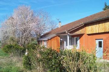 Gîte pour 6 personnes, avec jardin à Casseneuil