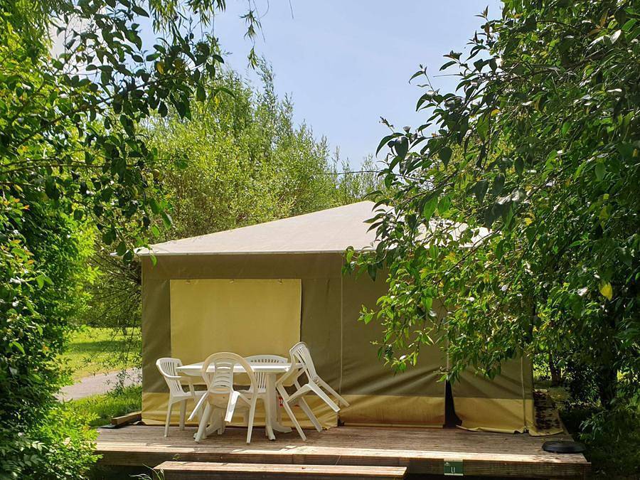 Flower camping La Dordogne Verte - Tente 4 personnes - Tente Lodge Nature Standard 25m² (2 chambres) - sans sanitaires + Terrasse in Saint-Aulaye, Périgord Vert
