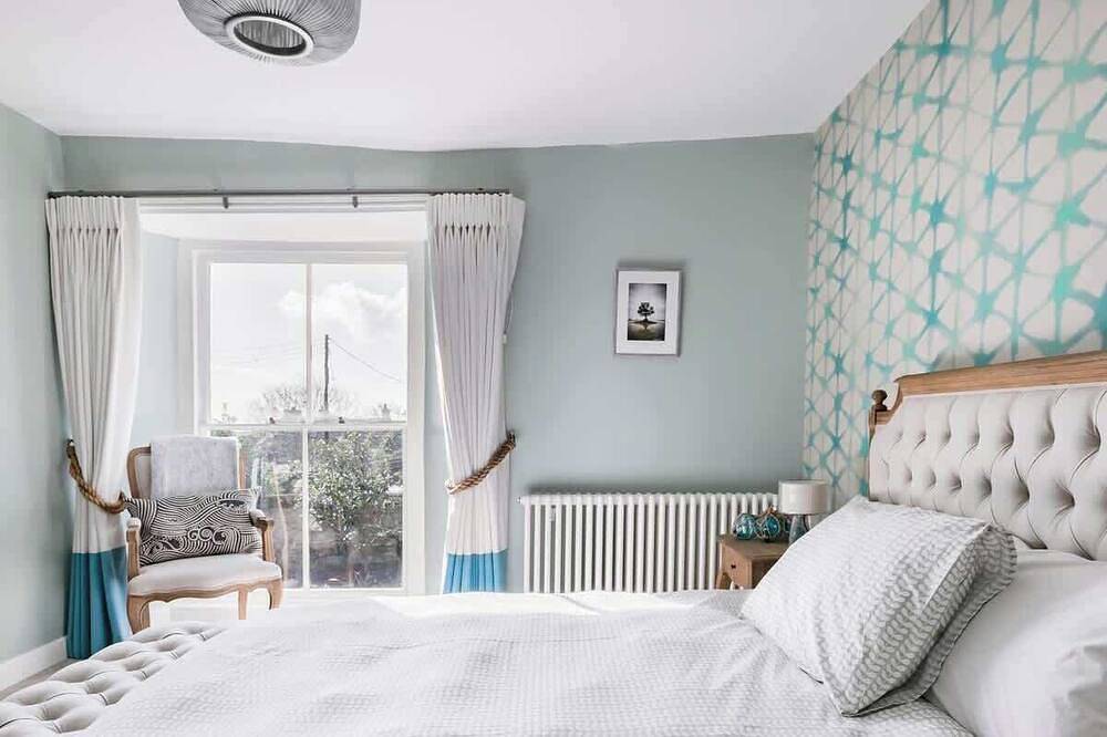 Grade Ii Listed 17th-Century Rectory with Sea Views in Cornwall