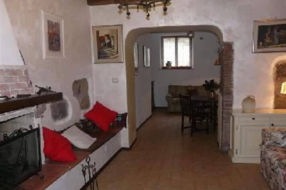 Typisches Haus in der mittelaltlichen Stadt in der naehe von Burg und Bolsena See in Bolsena, Bolsenasee