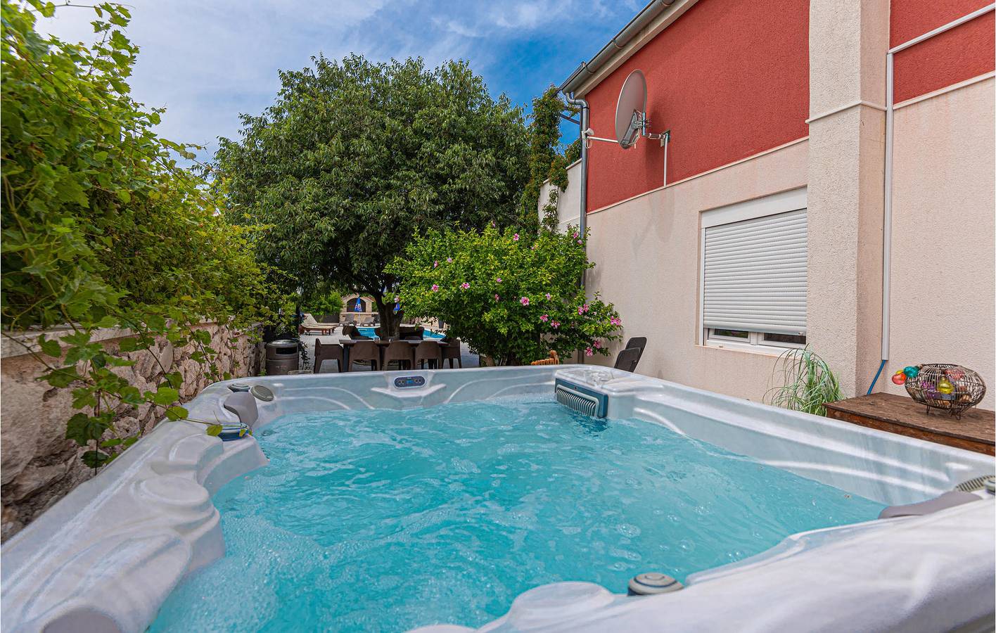 Gemütliche 170 m² große Wohnung mit Terrasse, Pool und WLAN, 1,5 km vom Strand entfernt in Vodice, Šibenik-Knin