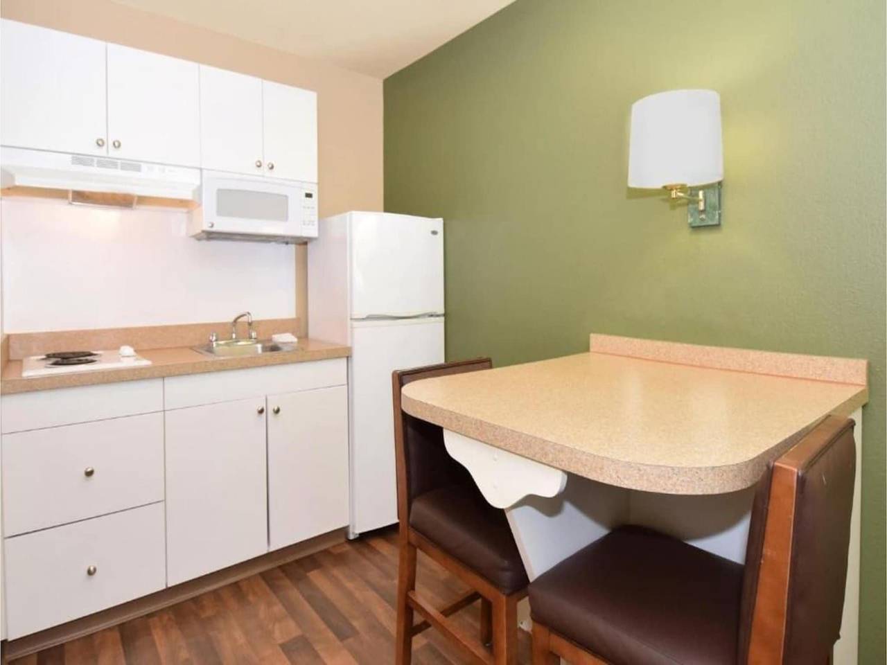 Entire apartment, 1 Queen Bed | Ada/Ri Shower/Non-Smoking/Kitchen in Maryland
