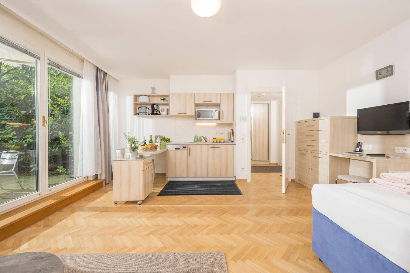 Ganze Ferienwohnung, Appartment mit kleinem Garten und Terrasse in Hernals, Wien